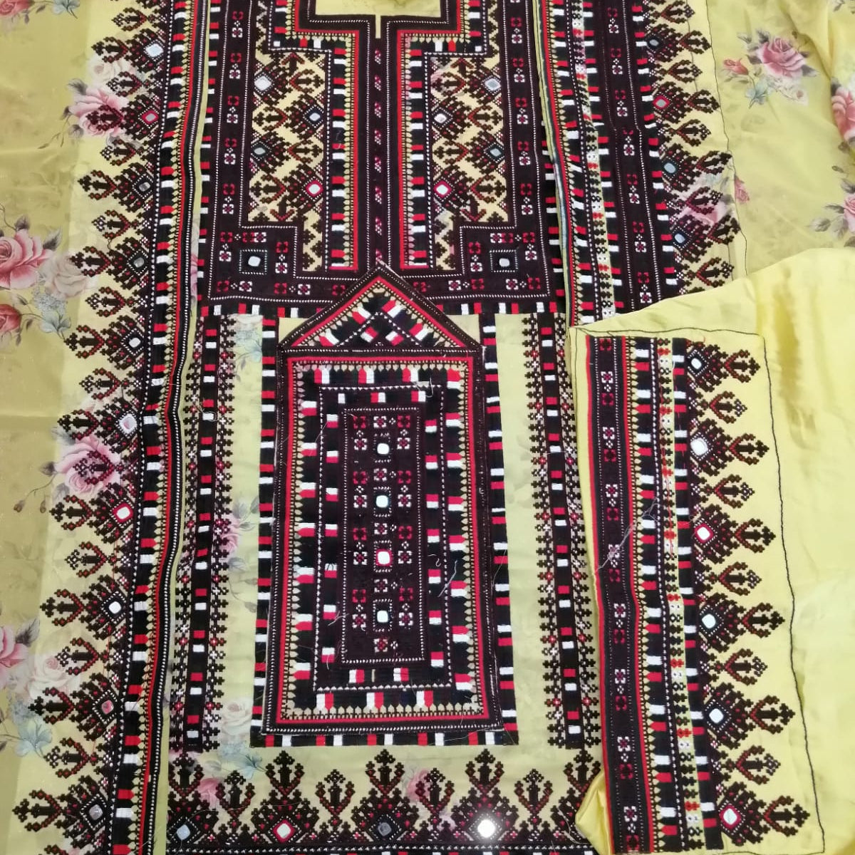Ready-Made Embroidered Balochi Suit – Classic Traditional Design