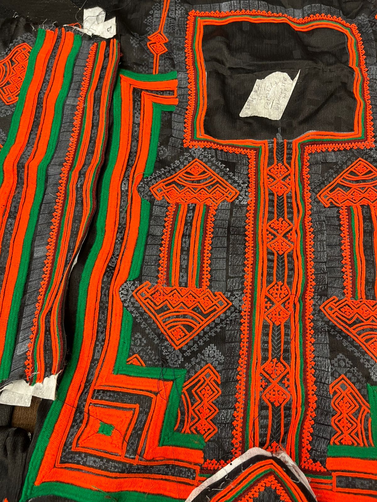 Zai Shirkhu Paliwar Doch – Premium Makhan Fabric | Balochi Embroidery